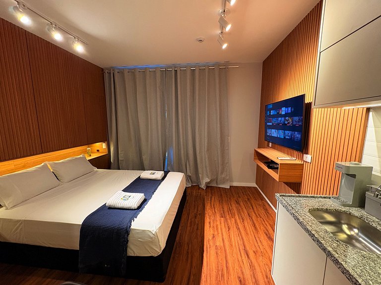 Aconchegante | Cama Queen e Smart TV 50”- HL53