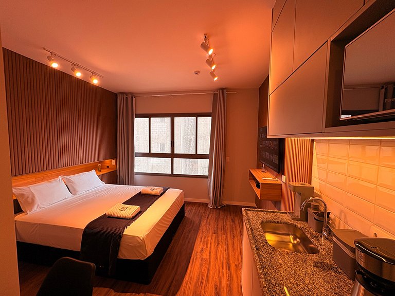 Aconchegante | Cama Queen e Smart TV 50”- HL53