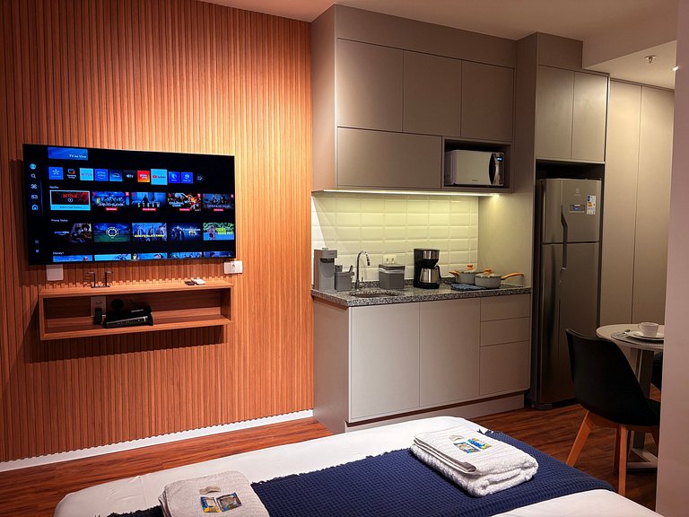 Aconchegante | Cama Queen e Smart TV 50”- HL53