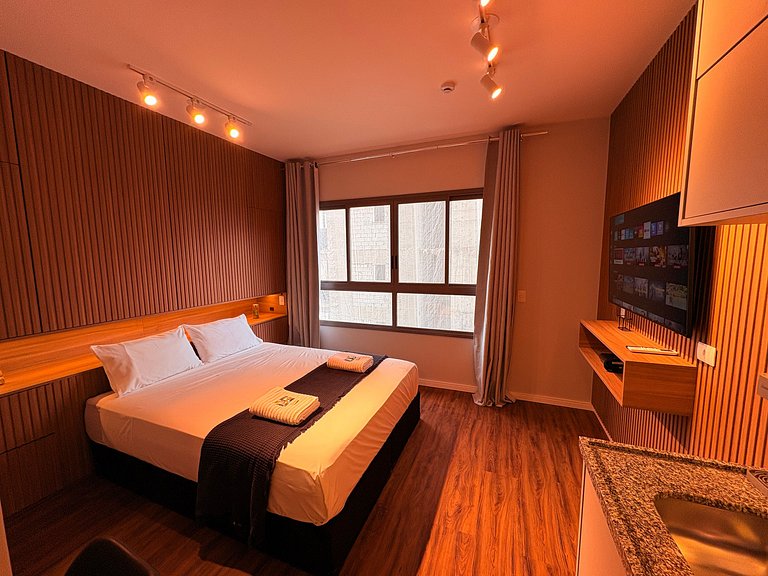 Aconchegante | Cama Queen e Smart TV 50”- HL53