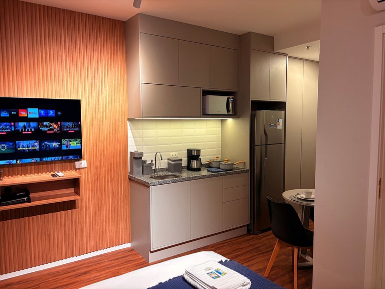 Aconchegante | Cama Queen e Smart TV 50”- HL53