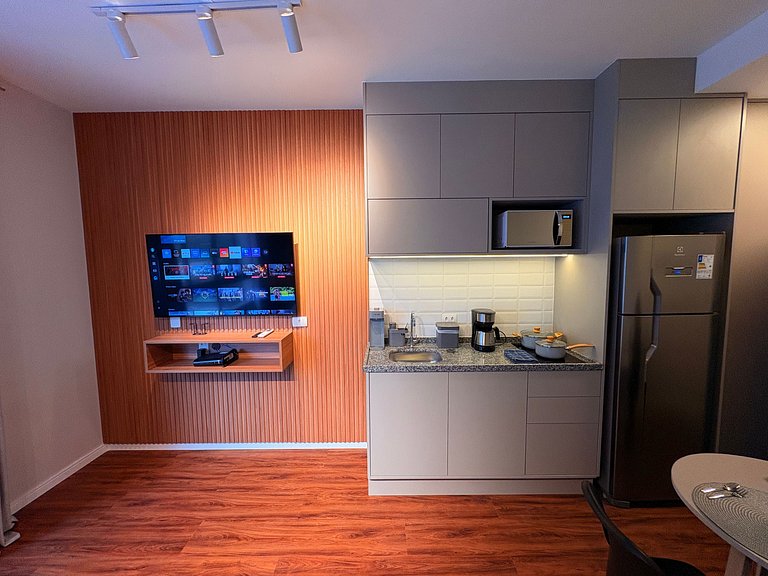 Aconchegante | Cama Queen e Smart TV 50”- HL53