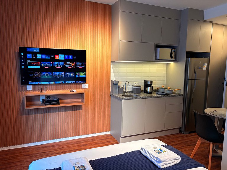 Aconchegante | Cama Queen e Smart TV 50”- HL53