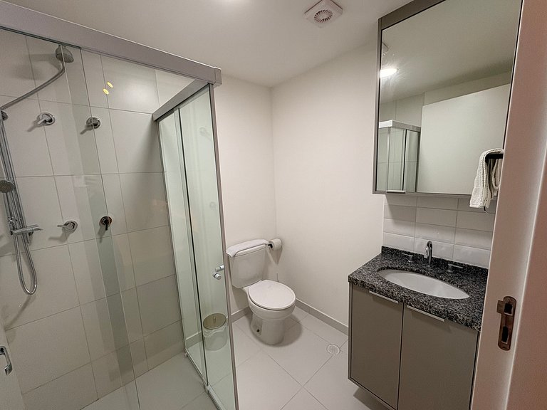 Aconchegante | Cama Queen e Smart TV 50”- HL53