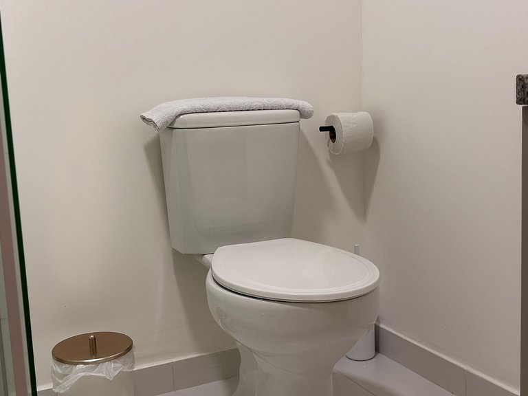 Aconchegante | Cama Queen e Smart TV 50”- HL53