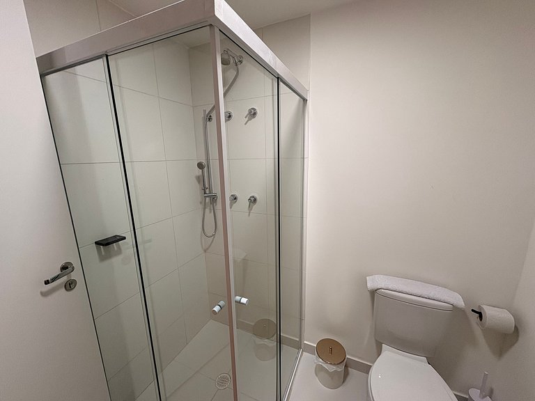 Aconchegante | Cama Queen e Smart TV 50”- HL53